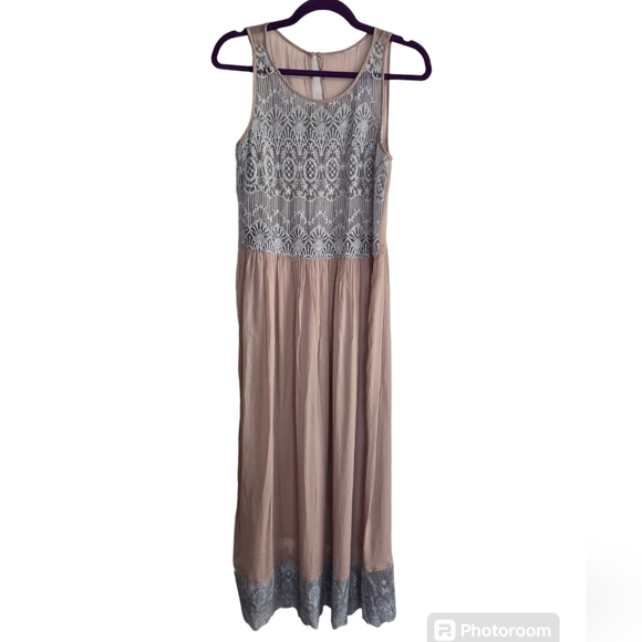 Semi-Sheer Maxi Dress w Embriodery Detail 18" Pit to pit (Sz Medium) Tag Missing - Picture 1 of 7